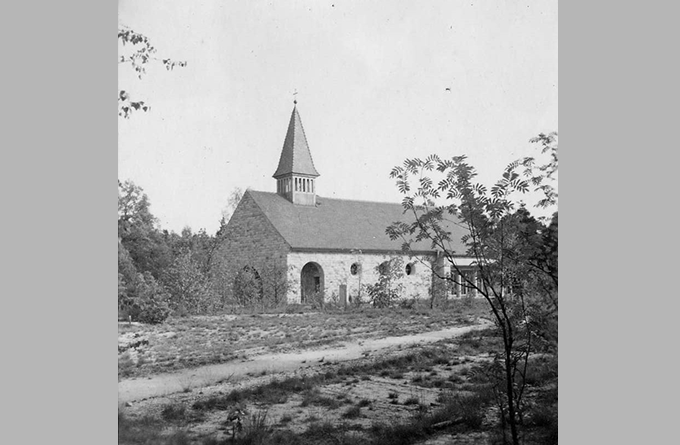 Bild aus dem Jahr 1952: Waldfriedhof mit Kapelle im Ortszentrum
